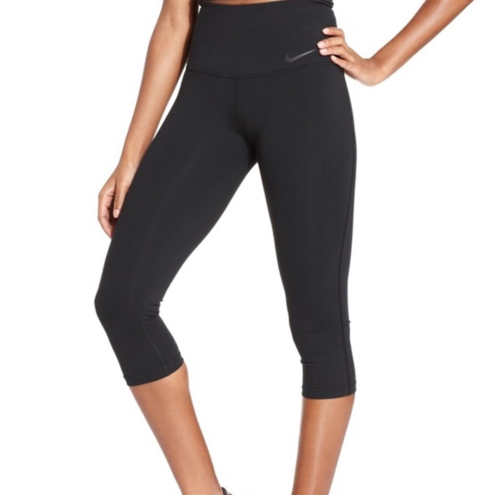 NIKE DRI-FIT • Crop Leggings